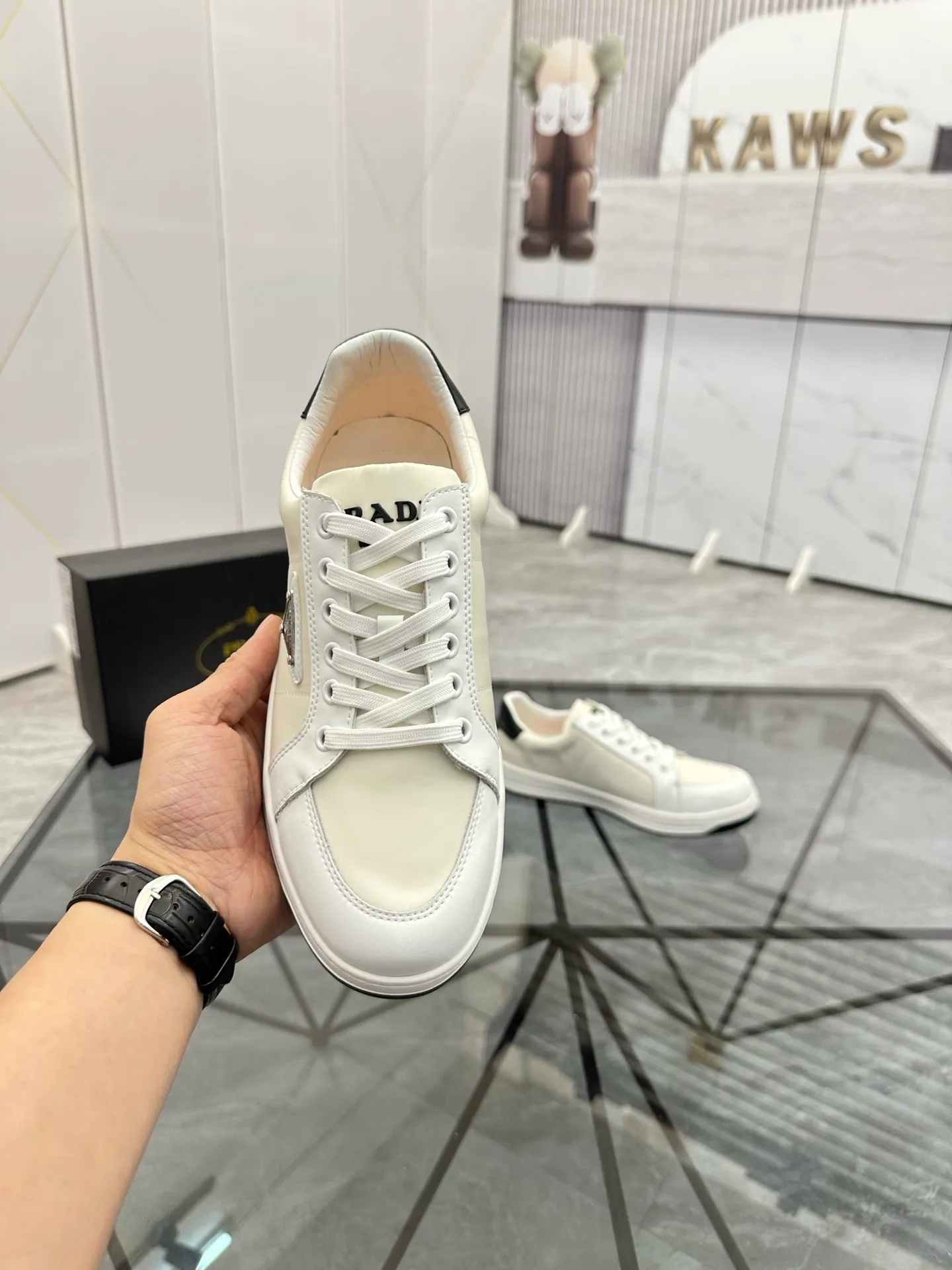 Men's shoes: 💰P400¥ Product trademark: Prada *"Prada*" low-top casual shoes Regular size: 38-44 (can be customized to 45) Product materials: imported cowhide leather upper spliced ​​with original fabric, sheepskin lining, original outsole. Number: 020